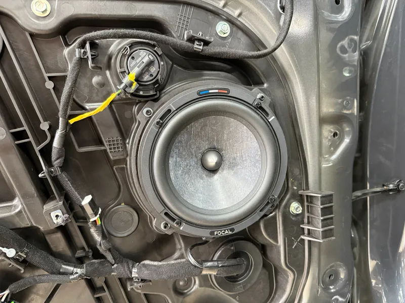 Компонентный динамик Focal, установленный в дверь Kia Ceed SW