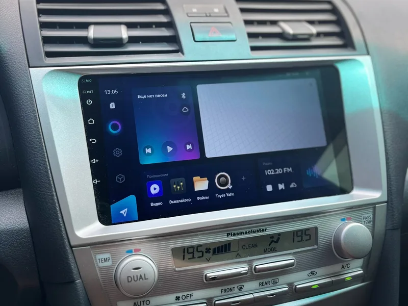 Магнитола Teyes CC3, установленная в панель Toyota Camry XV40